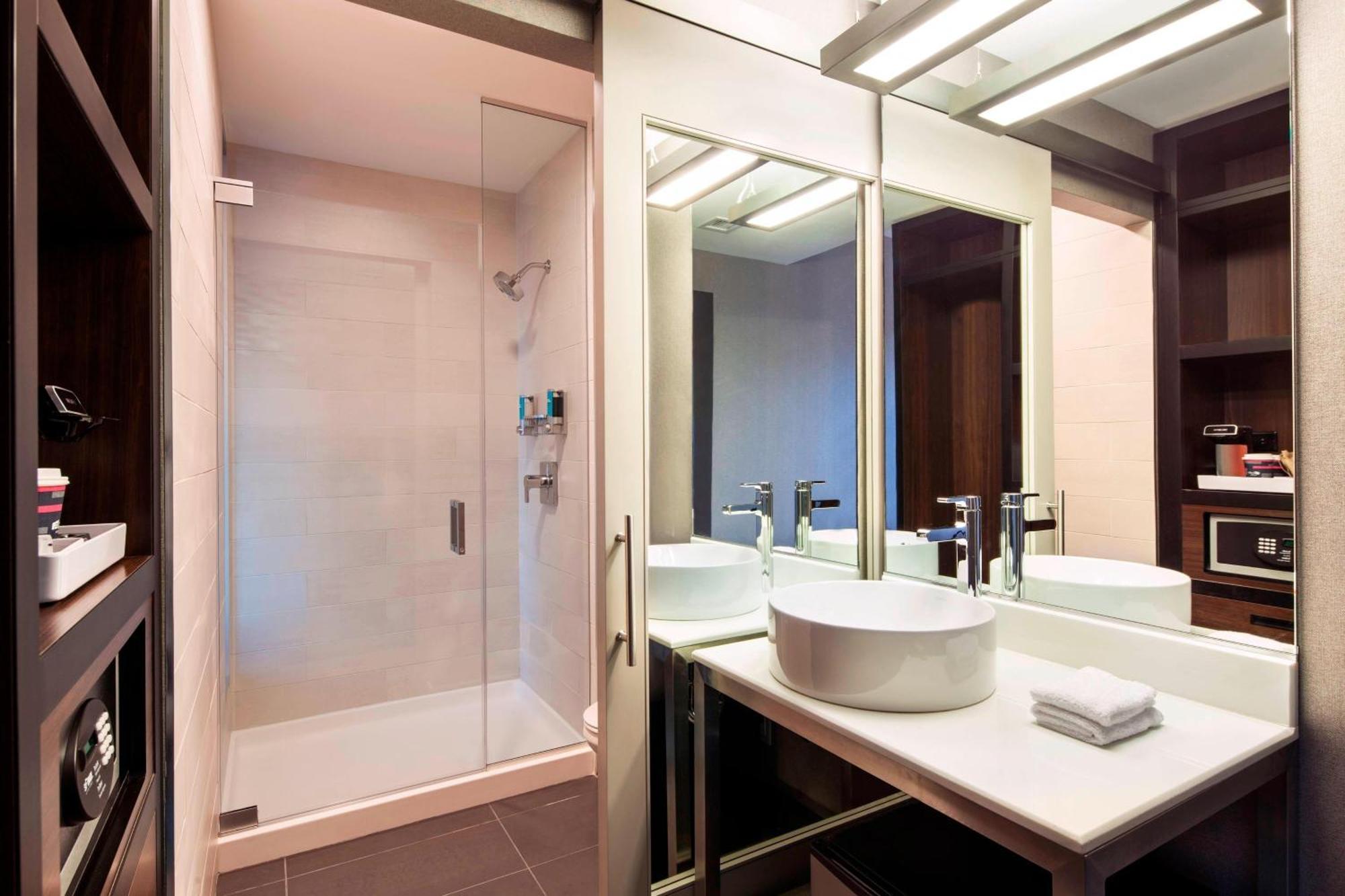 Отель Aloft Boston Seaport District Экстерьер фото